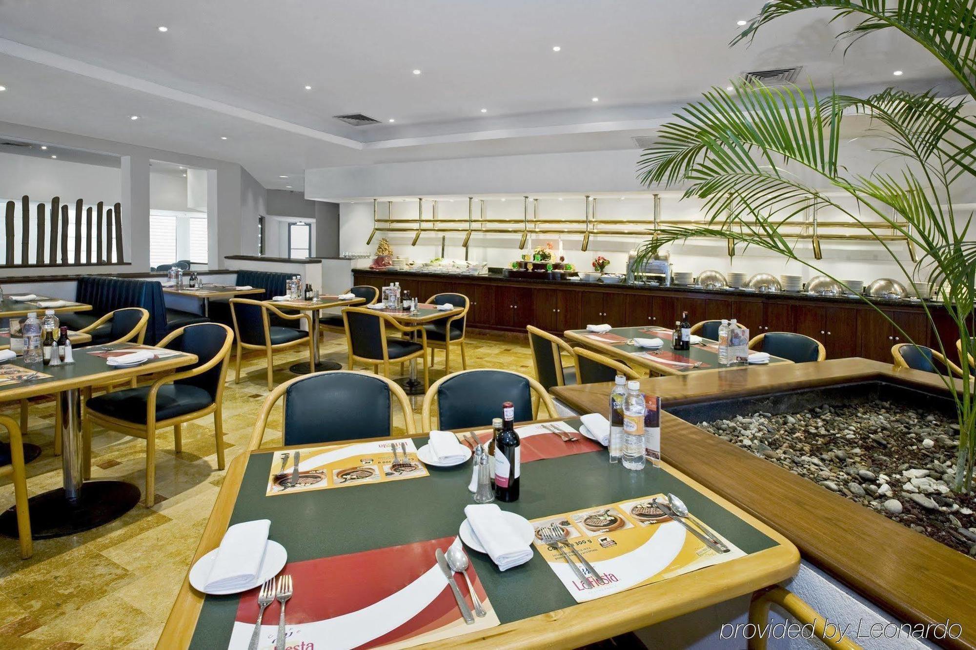 เฟียสตา อินน์ มอนเทอร์เรย์ ลา เฟ San Nicolas de los Garza ร้านอาหาร รูปภาพ